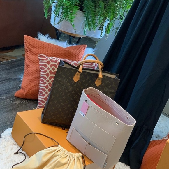 LV Bags 30% off coming soon on selected items - Picture 9 of 12
